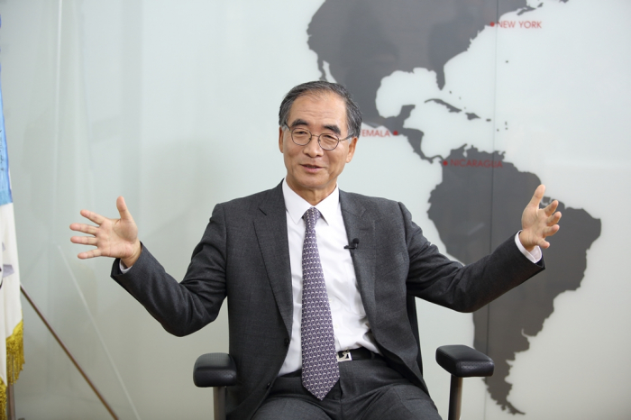 Hansae Yes24 Holdings Chairman Kim Dong-nyung founded OEM apparel maker Hansae in 1982