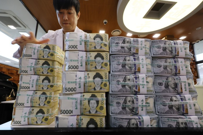 Korean won and US dollars at Hana Bank in Seoul (Courtesy of Yonhap)