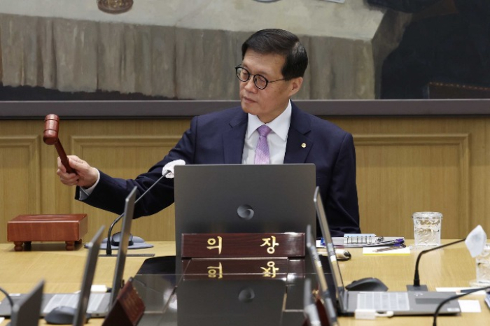 BOK Governor Rhee Chang-yong at a central bank monetary policy meeting