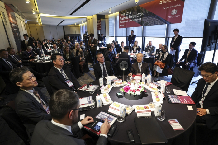 Latvian President Edgars Rinkēvičs (third from right) chats with Korean business leaders at the Latvia-Korea Business Forum 2024 in Seoul