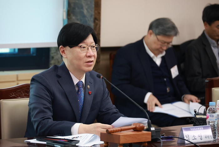 FSC Vice Chairman Kim Soyoung (left) presides over the regulator's virtual asset committee meeting