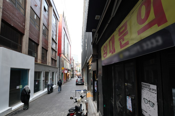 Empty shops on Seoul street wait for new tenants (Courtesy News1 Korea)