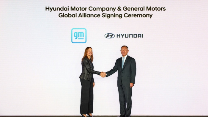 General Motors Chair and Chief Executive Mary Barra (left) and Hyundai Motor Group Executive Chairman Chung Euisun shake hands after signing a strategic alliance deal in September 2024 (File photo by Hyundai Motor Group)