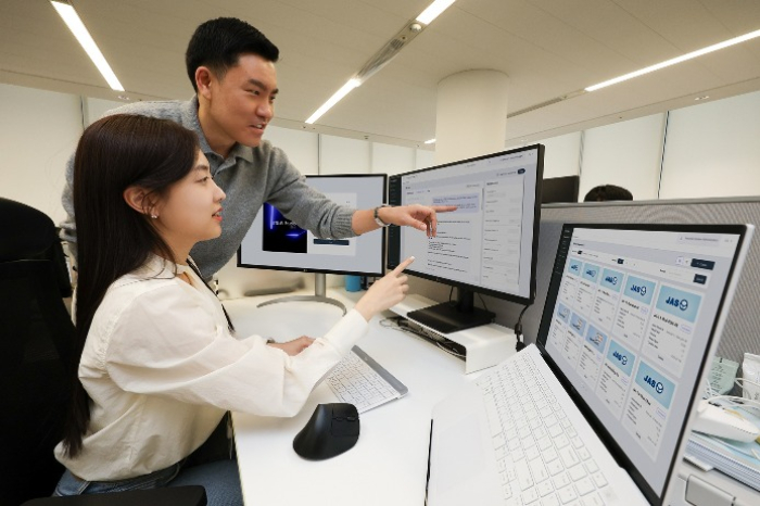 KT employees test the Thai-specific LLM (Courtesy of KT)