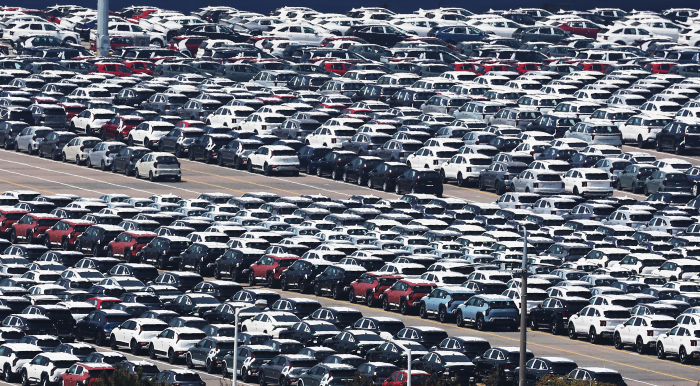 Cars lined up for loading onto ships at a port in Pyeongtaek, Gyeonggi Provice (Courtesy of Yonhap)